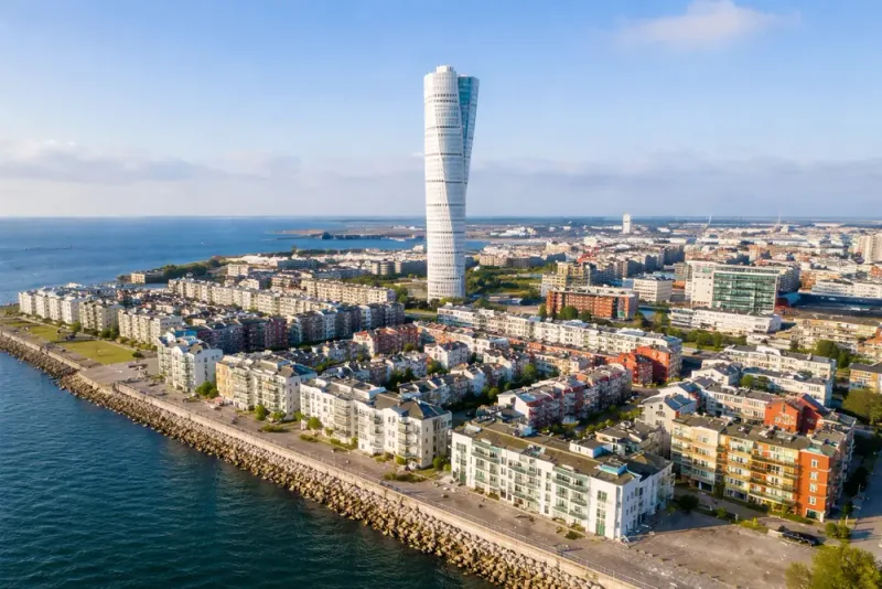 Man träffad av isbit på födelsedagen i Malmö