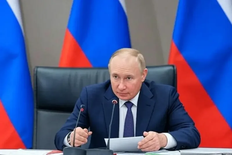 Putin kritiseras efter kort framträdande