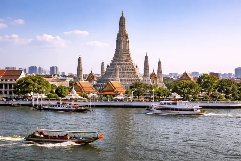 Godståg krockade med buss i Bangkok
