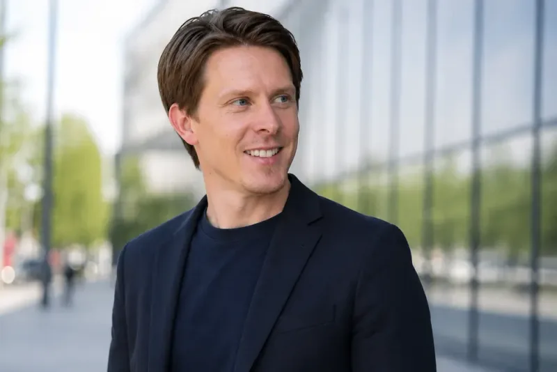 Christian Olsson tränar och hanterar smygfilmandet
