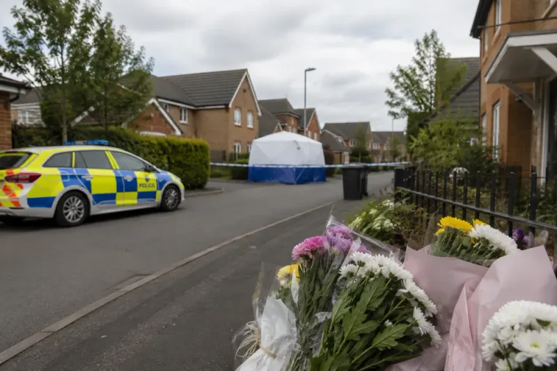 Polis jagar misstänkt efter familjetragedi