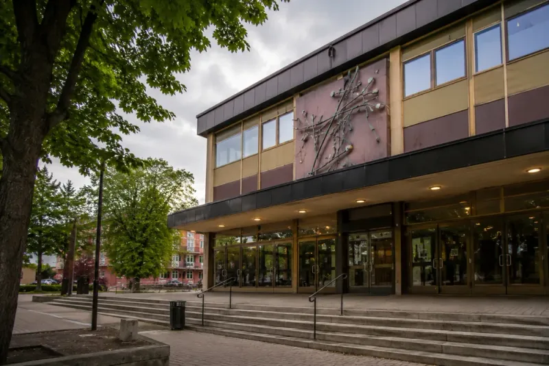 Bolag kräver skadestånd efter inställt debattmöte