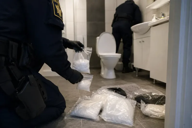 22-åring åtalas efter knarkbeslag i toalett