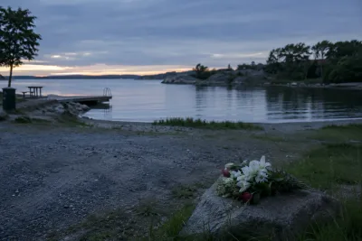 Fyra män anhållna efter dödligt bråk vid badplats