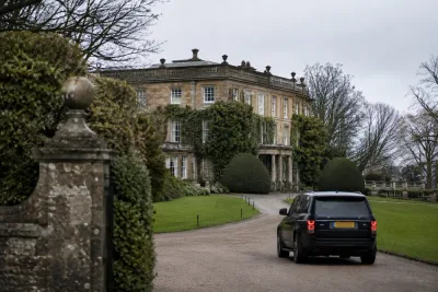 Kung Charles återförenad med Harrys familj