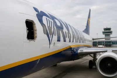 Passagerare slets mot krossat flygplansfönster