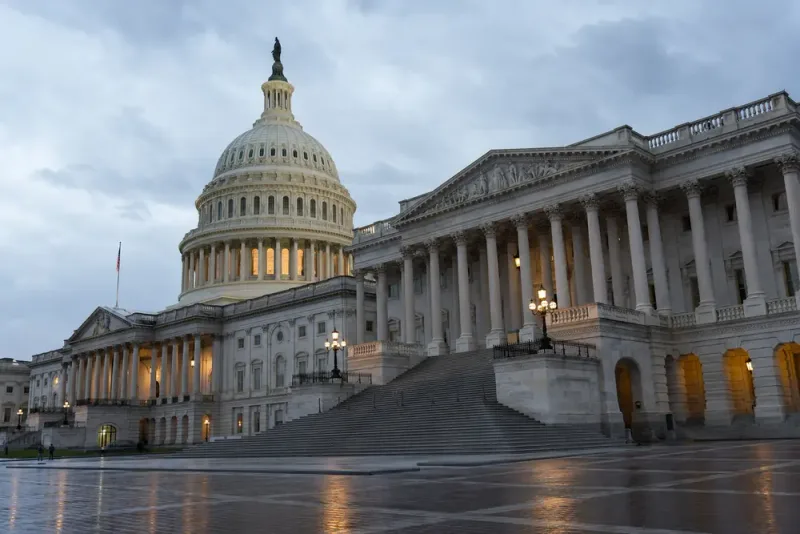 Krav växer på besked om Mitch McConnells hälsa