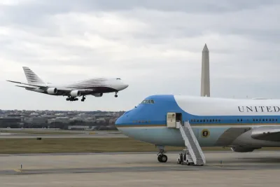 Trumps regering stämmer reportrar efter flygplansrapportering