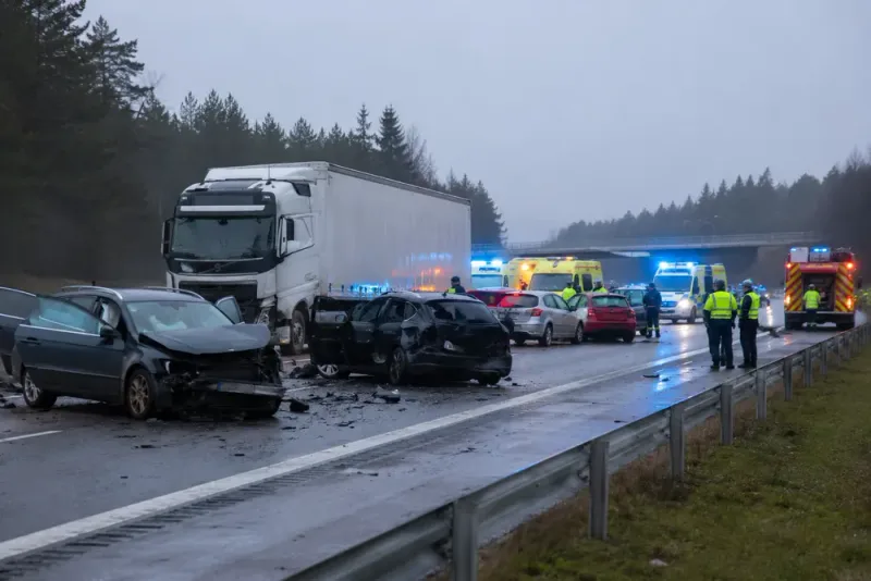 Tio skadade efter svår masskrock på E4