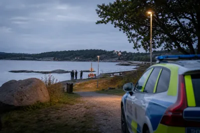 Tre häktade efter dödligt bråk vid badplats