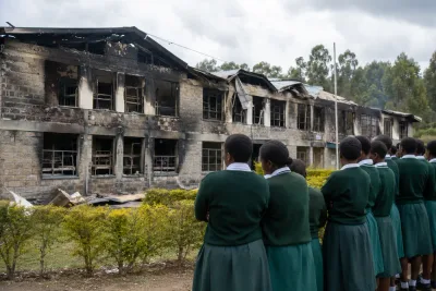 Åtta elever åtalas efter dödlig skolbrand i Kenya