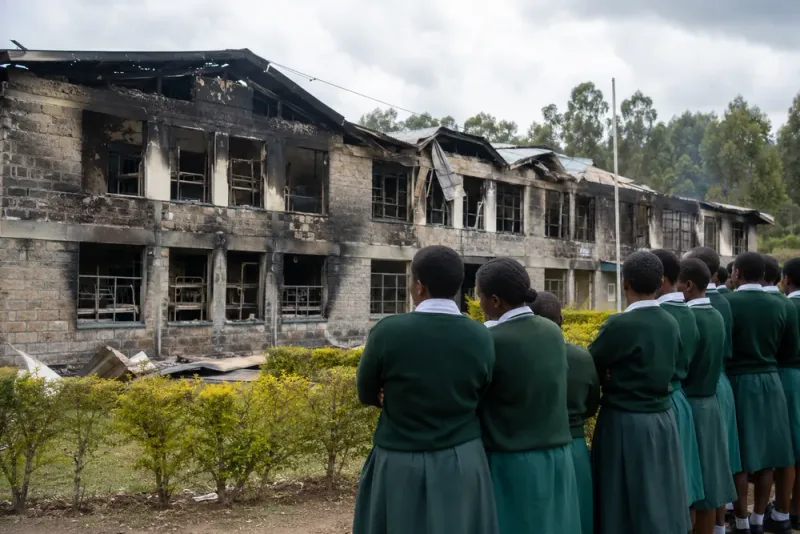 Åtta elever åtalas efter dödlig skolbrand i Kenya
