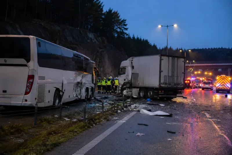 Lastbilschaufför gripen efter busskrock på E6