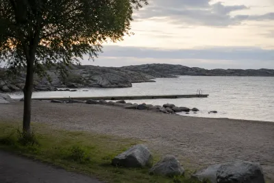 Fler misstänkta efter dödligt bråk vid badplats