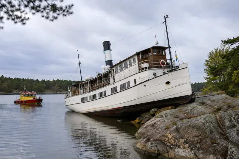 Kanalbåten Juno tas ur trafik efter grundstötning