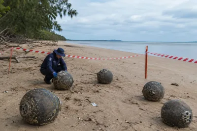 Mystiska klot på strand utreds som rymdskrot
