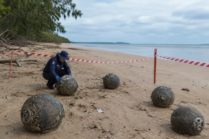 Mystiska klot på strand utreds som rymdskrot