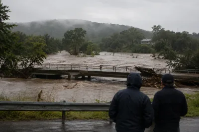 Livsfarlig flodvåg utlöser nytt nödläge i Texas