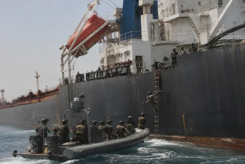 USA bordar oljetanker i Omanbukten