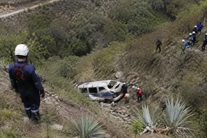 Minst 14 döda efter busskrasch i Peru