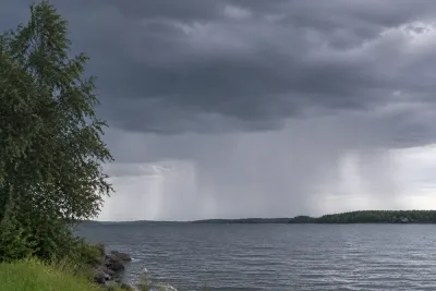 Högsommarvärmen försvinner när regnet drar in