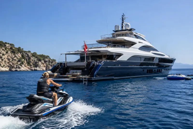 Erling Braut Haaland semestrar på lyxyacht