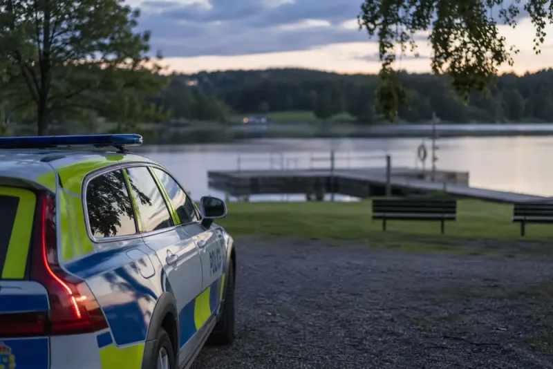 Två häktade efter 47-årings död vid badplats