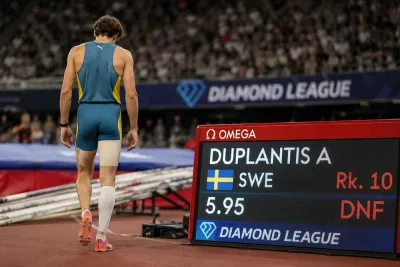 Armand Duplantis bröt tävlingen i London