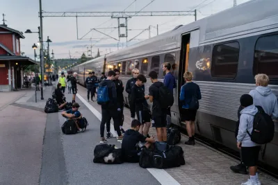 Fotbollslag fast på SJ-tåg i flera timmar