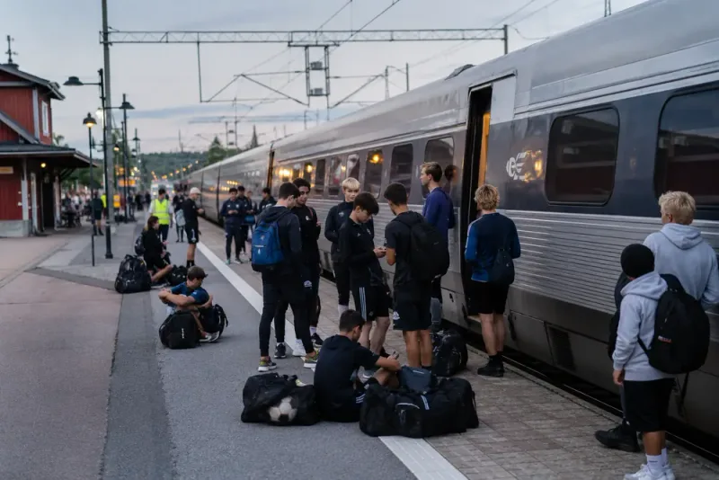 Fotbollslag fast på SJ-tåg i flera timmar