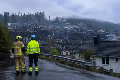 Branden i Drammen lugnare efter regn under natten