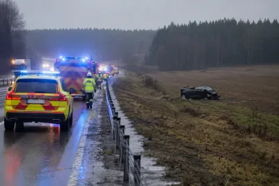 Tre allvarligt skadade efter voltolycka på E4
