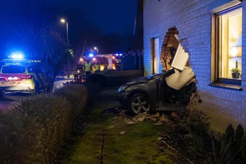 Man omkom efter bilkrasch in i bostadshus