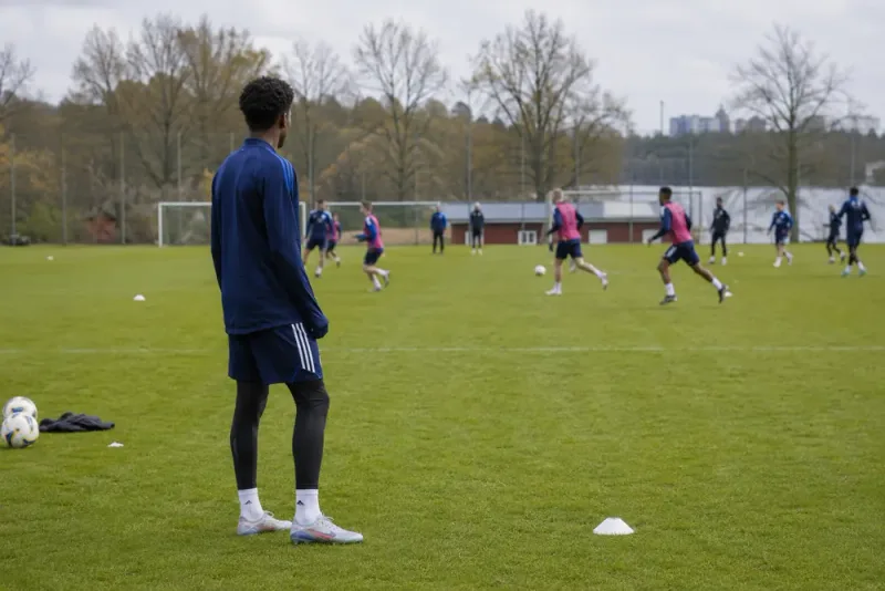 Daryl Tschoumy Nana får vänta på debuten