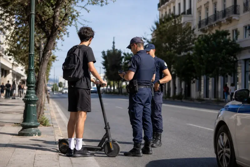 Grekland inför hårda straff för minderåriga elsparkcyklister