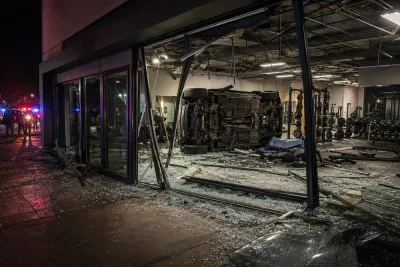 Bil välte in i gym – två till sjukhus