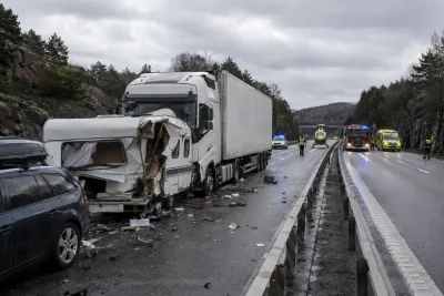 Lastbil kraschade in i husvagn – person svårt skadad