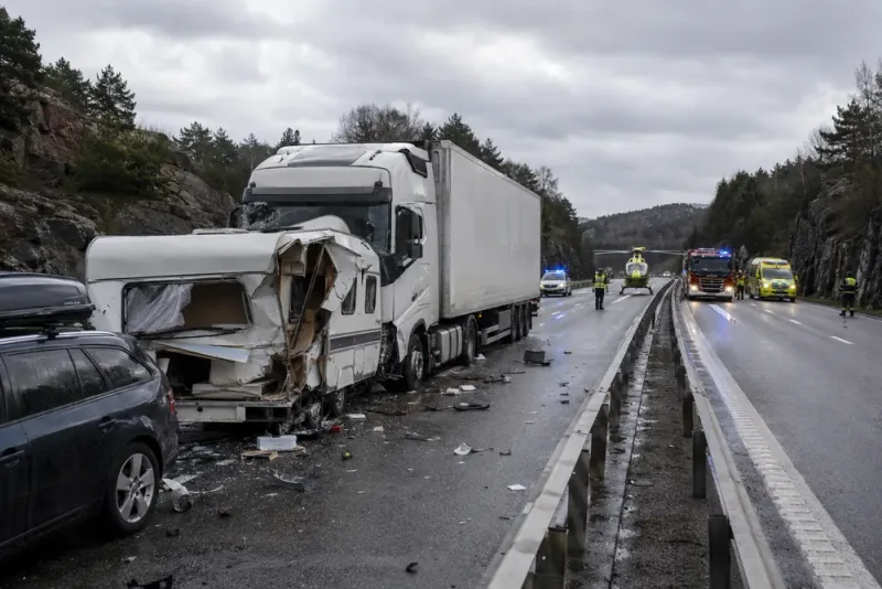 Lastbil kraschade in i husvagn – person svårt skadad