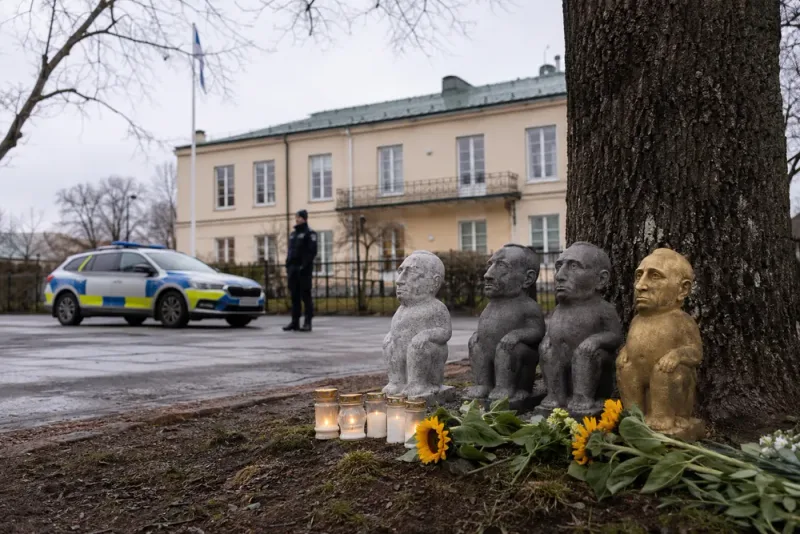 Putinfigurer vid ryska konsulatet kan vara brott