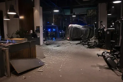 Bil körde tio meter in i gym i Sundsvall