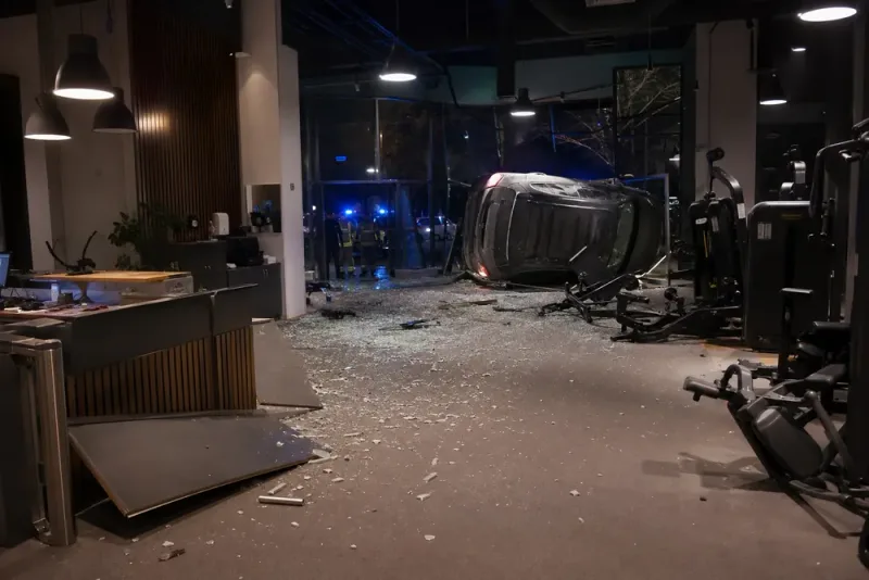 Bil körde tio meter in i gym i Sundsvall
