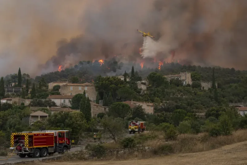 Storbrand tvingade hundratals att lämna sina hem