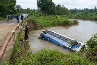 39 döda efter överlastad busskrasch i flod