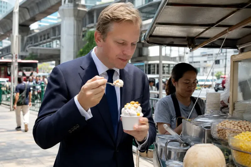 Svensk diplomat viral efter hyllning till thailändsk kokosglass