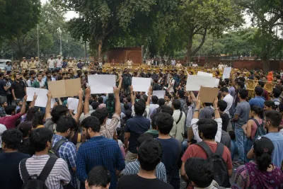 Växande studentprotester sätter press på Narendra Modis regering