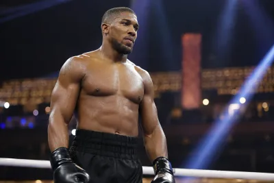 Anthony Joshua återvänder efter vännernas död
