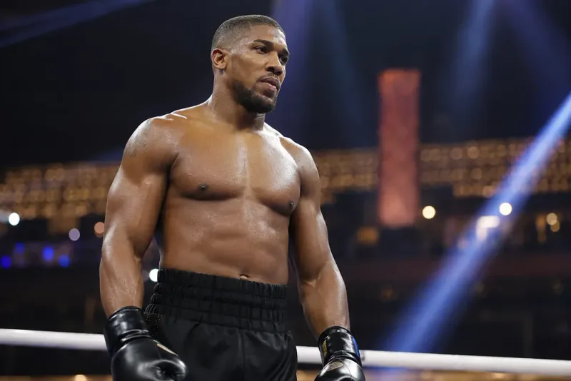 Anthony Joshua återvänder efter vännernas död