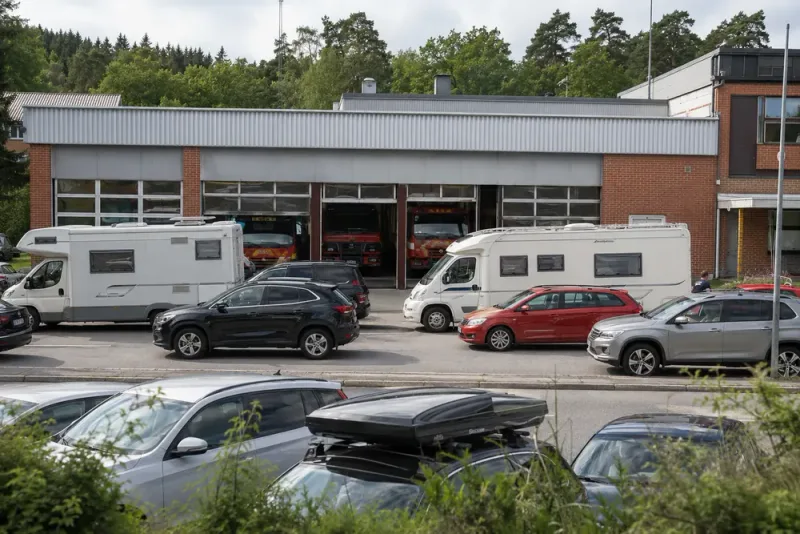 Parkerade bilar stoppade utryckningar från brandstation