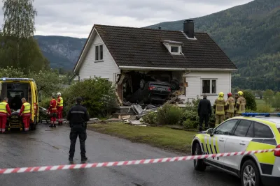 Fyra kritiskt skadade när bil kraschade in i hus