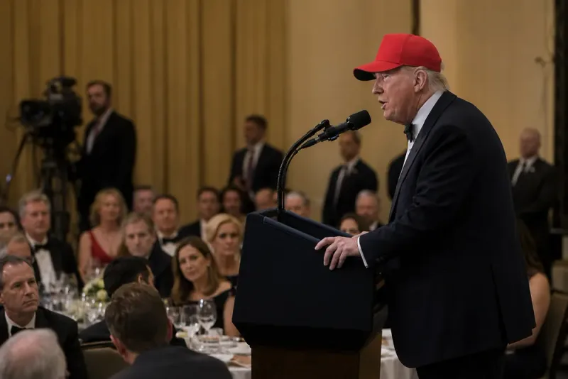 Trump angrep medier och skämtade om nytt presidentval